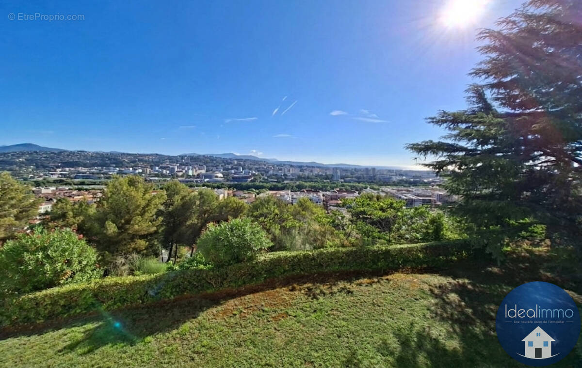 Appartement à SAINT-LAURENT-DU-VAR