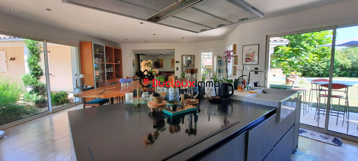 Grande maison individuelle de plain-pied avec piscine et vaste terrain arboré - photo 9