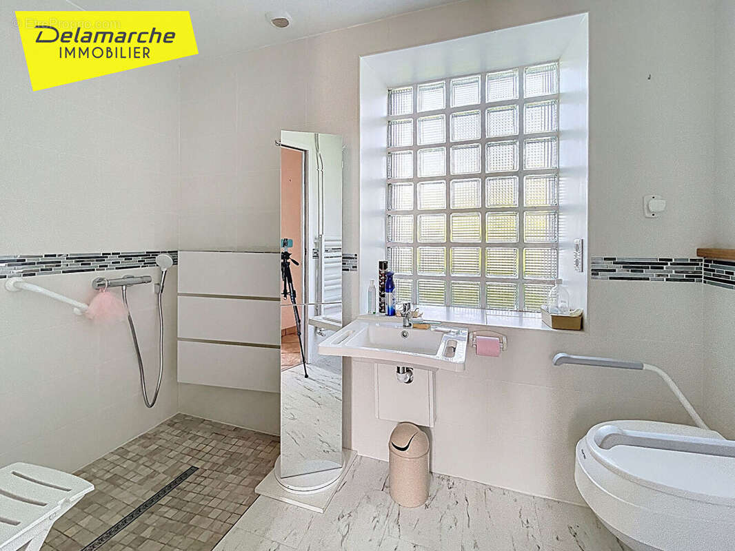 A vendre maison à La Rochelle Normande avec dépendances et 1 hectare - photo 6