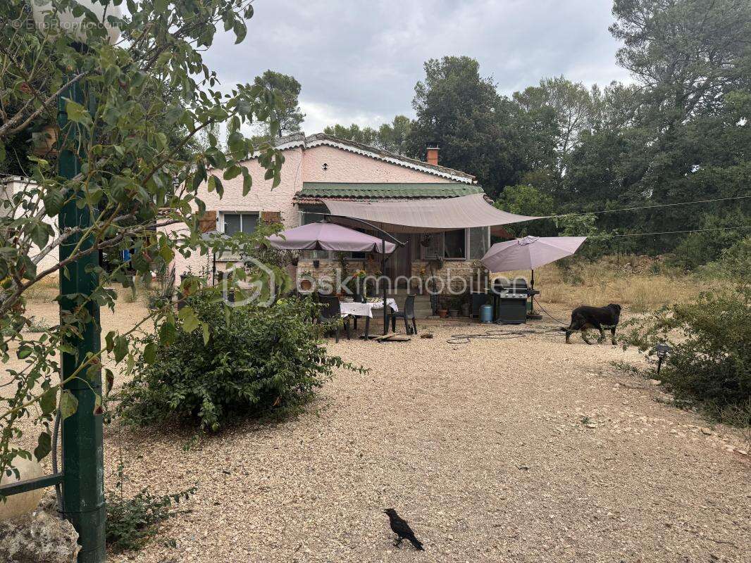 À La Roquebrussanne (83136), maison de plain-pied rénovée avec studio indépendant sur 1 650 m² de terrain plat et clôturé - photo 3