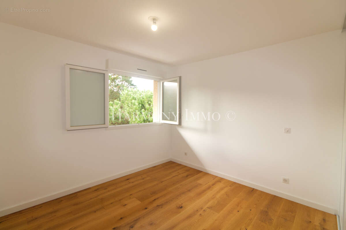 Bel aperçu mer pour cet appartement de grand standing au dernier étage. - photo 3