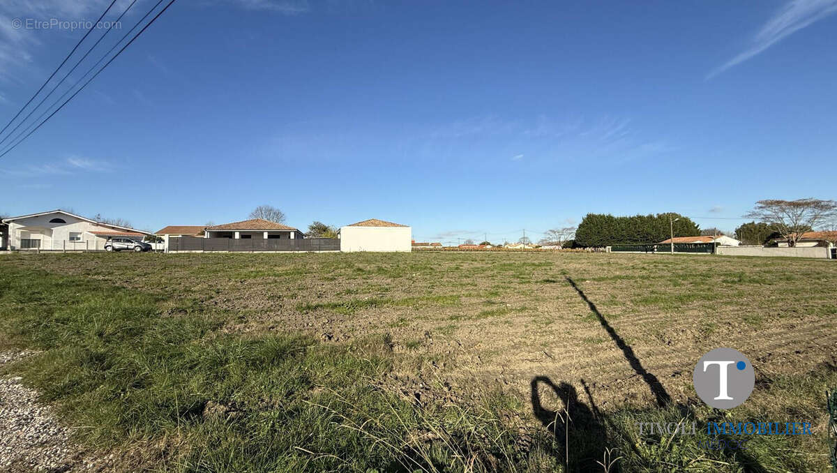 Terrain à CUSSAC-FORT-MEDOC