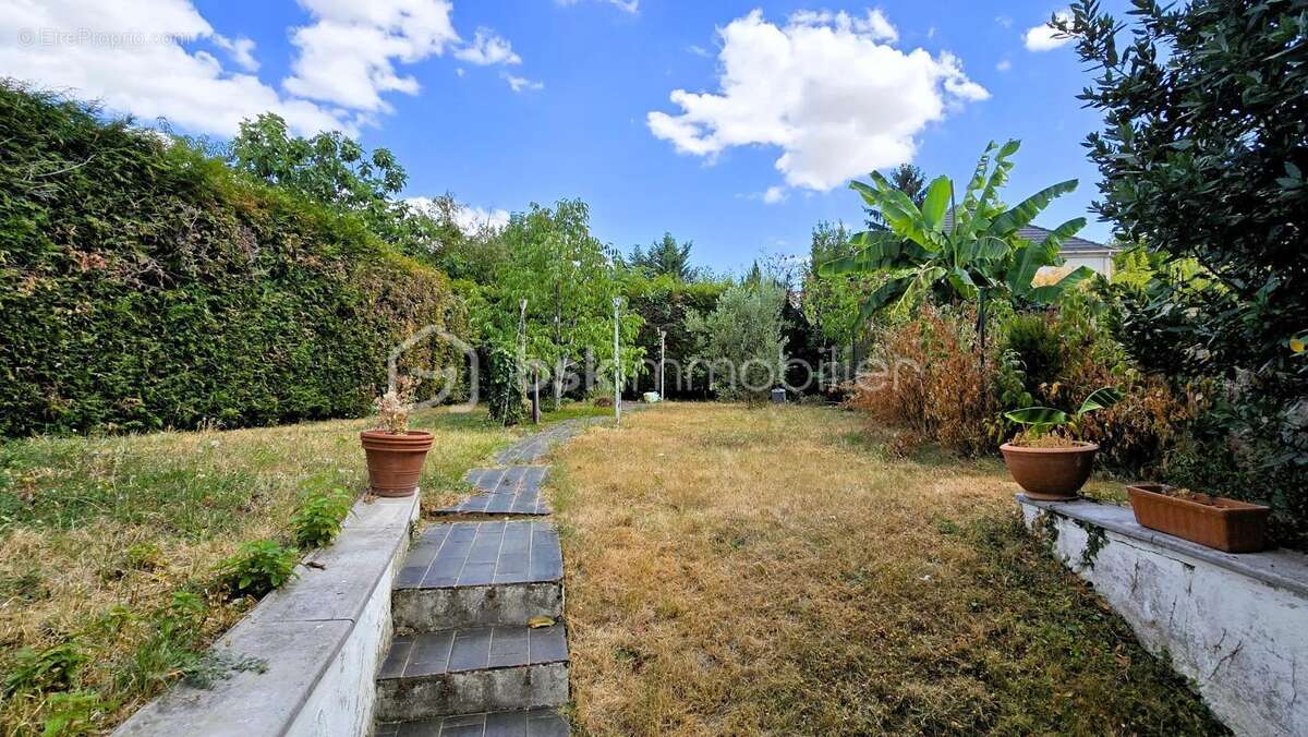 Une maison aux volumes généreux et au potentiel rare à vert-le-grand - photo 13