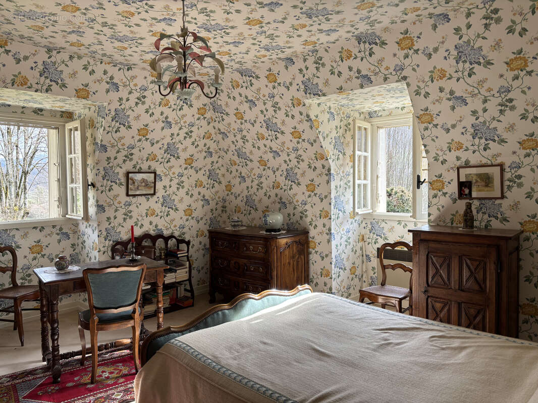 Maison à VIC-SUR-CERE