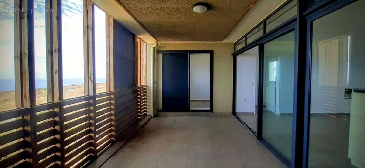 Appartement 74 m² à Le Port  - photo 2