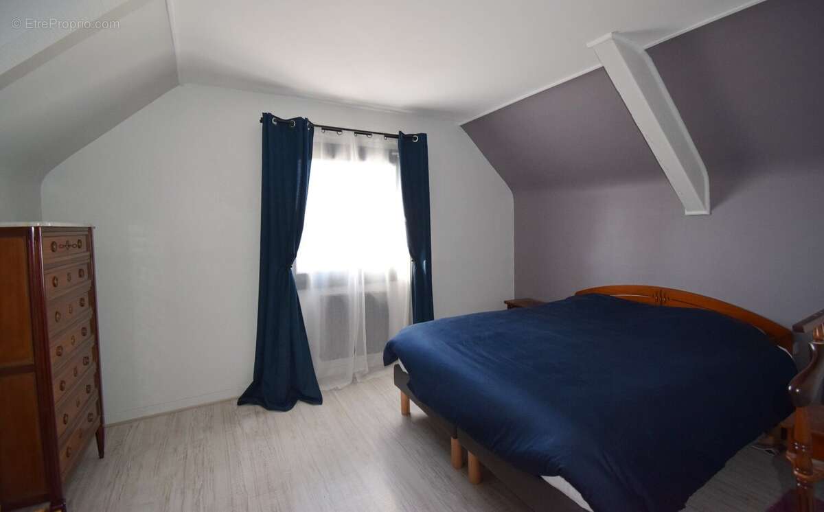 Maison à CREUZIER-LE-VIEUX