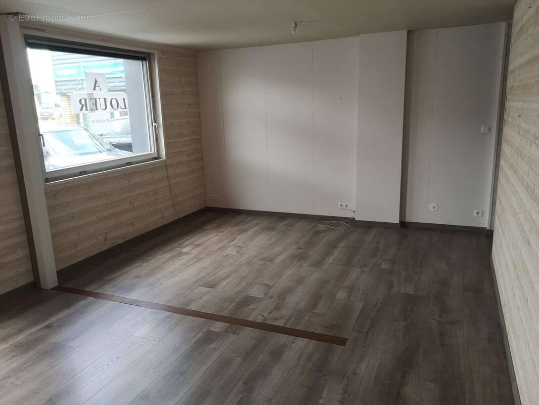 Commerce à SAINT-MARTIN-DES-CHAMPS