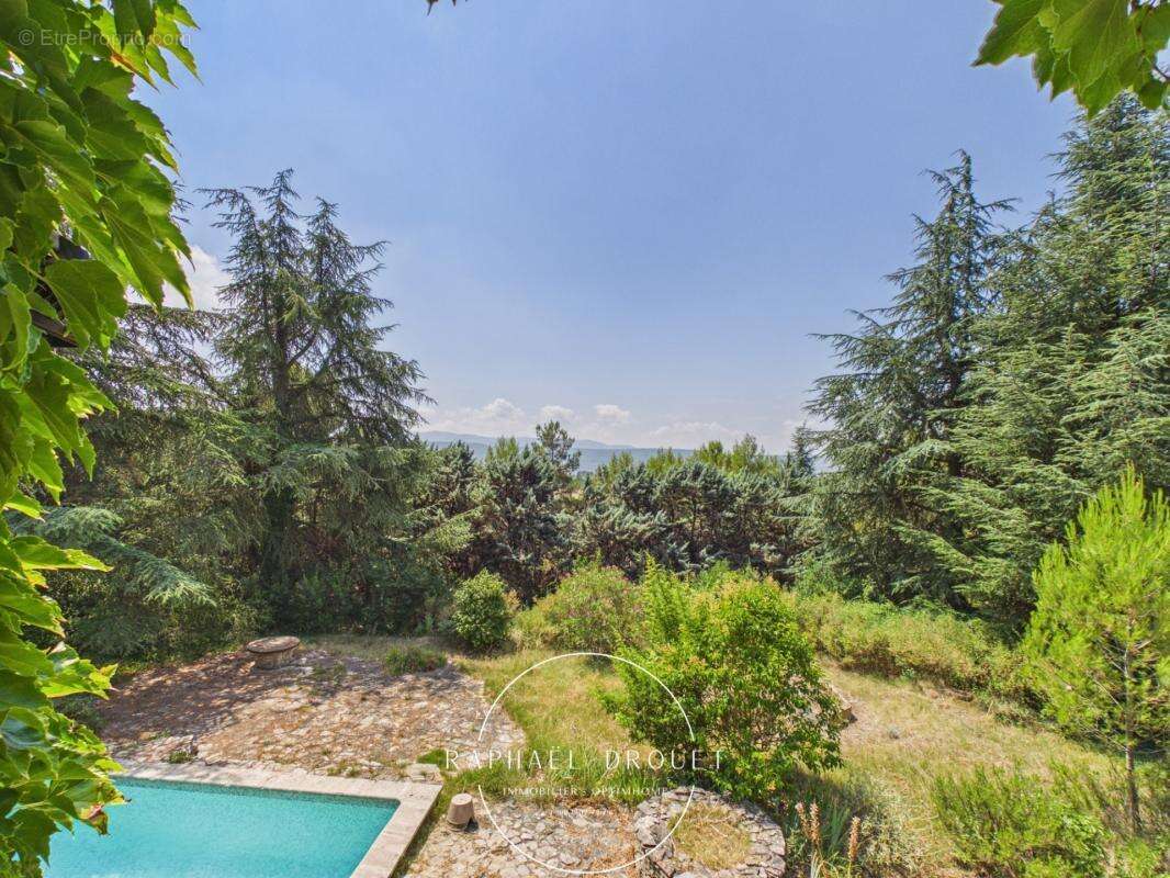 Au cœur de la campagne du luberon – propriete de 208 m2 avec piscine sur 5600 m2 de terrain - photo 3
