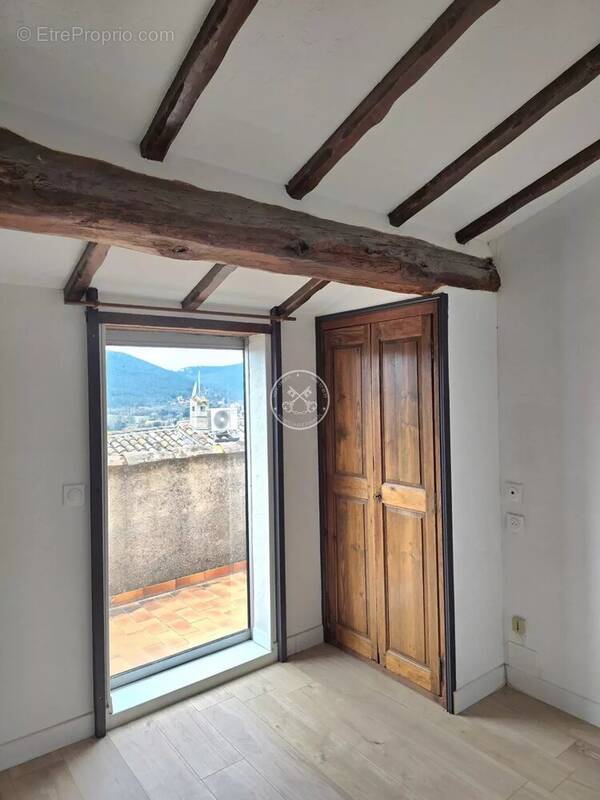 Appartement à BAGNOLS-EN-FORET