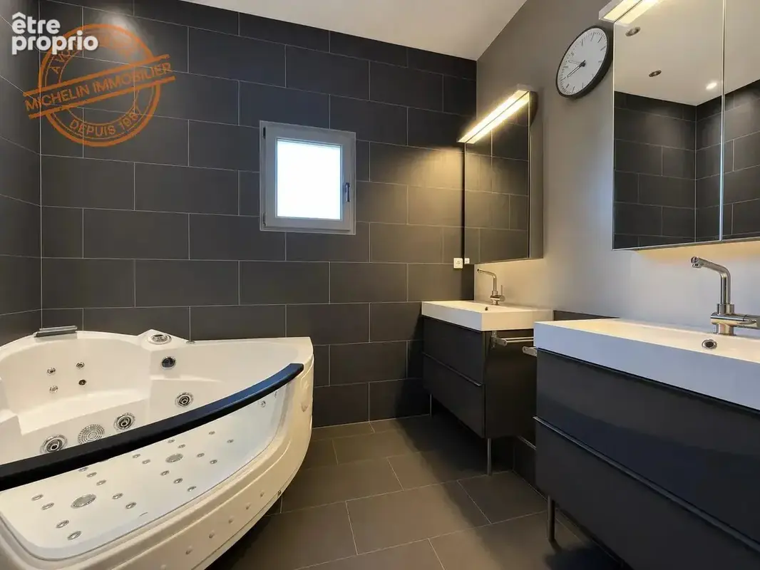 ROCHE (38090) – Propriété familiale de 230 m² avec piscine, pool house, vue dégagée et performances énergétiques remarquables - photo 10