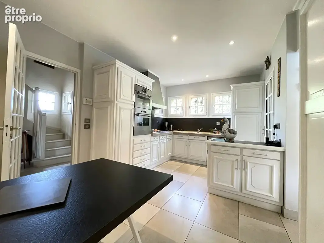 Maison familiale lumineuse de 190m² avec piscine sur 1 500 m² de terrain - photo 11