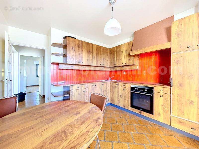 Appartement_T3_Annemasse_belle_superficie_proximitée_frontière_Suisse_tram_Ceva_direction_GENEVE_Frontaliers_Salon_Séjour_Vue_Jet_D'EAU_Vue_MONT_BLANC