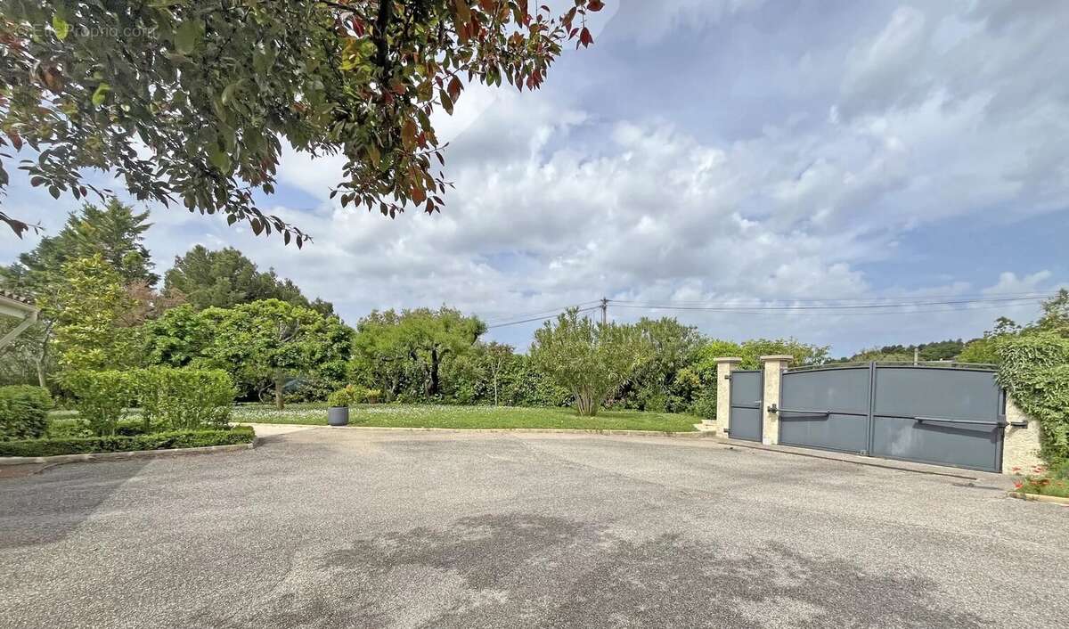 Maison à L'ISLE-SUR-LA-SORGUE