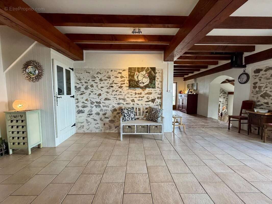 Grand ensemble, entièrement isolé avec 1,4 hectare à vendre près de Remilly - photo 8