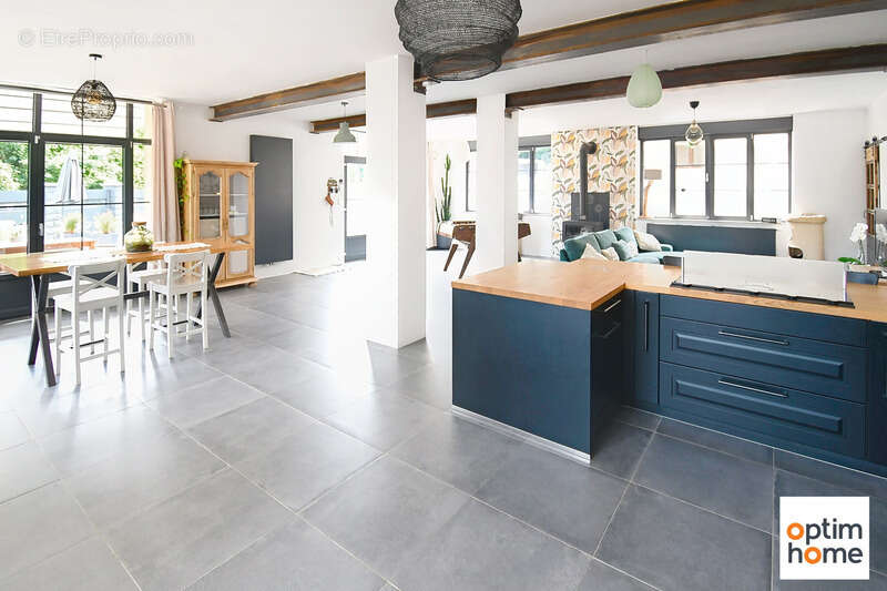 Une propriété de caractère de 325 m² sur plus de 35 ares, avec piscine et 11 garages ! - photo 9