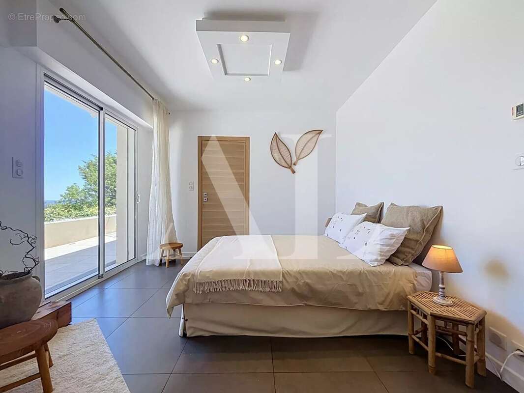 Super-cannes – villa contemporaine avec vue mer panoramique - photo 17