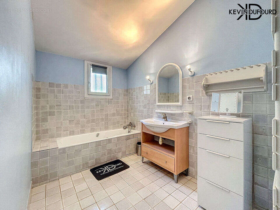 Maison à SAINT-ETIENNE-DE-FONTBELLON