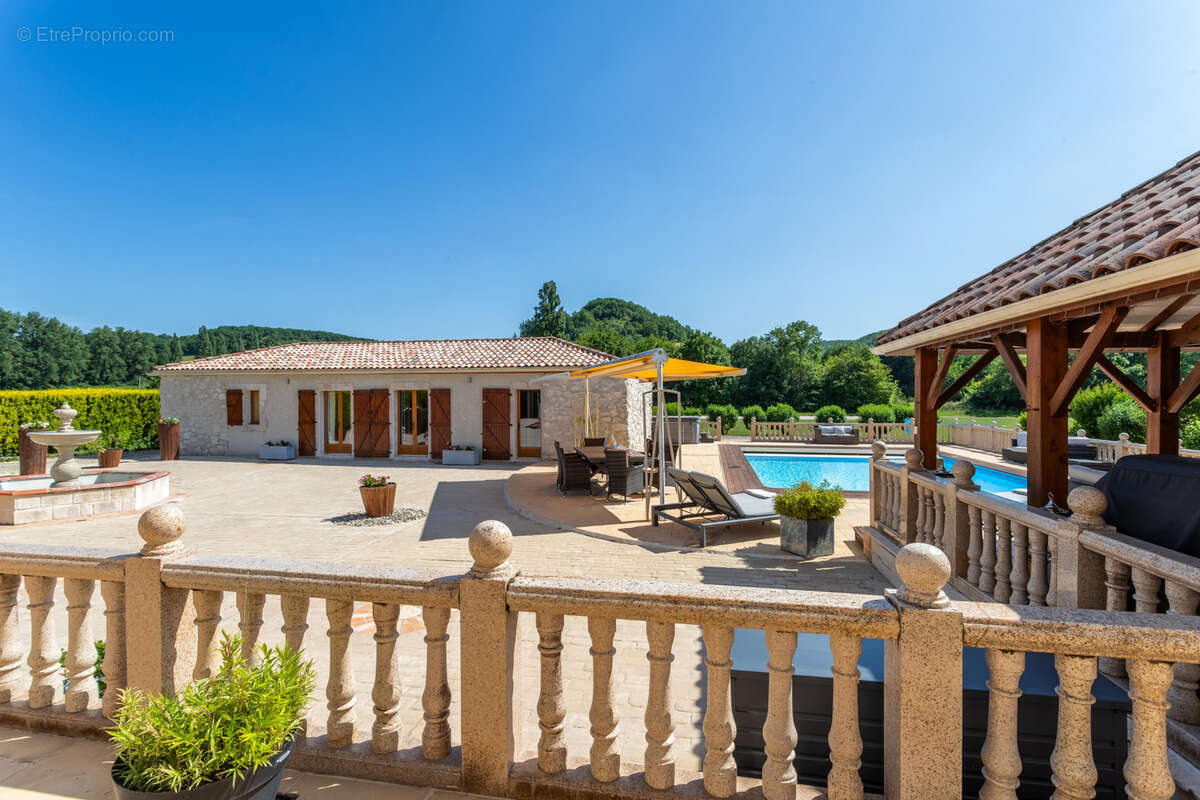 Stunning country property with guest annexes, garaging, pool and land - photo 22