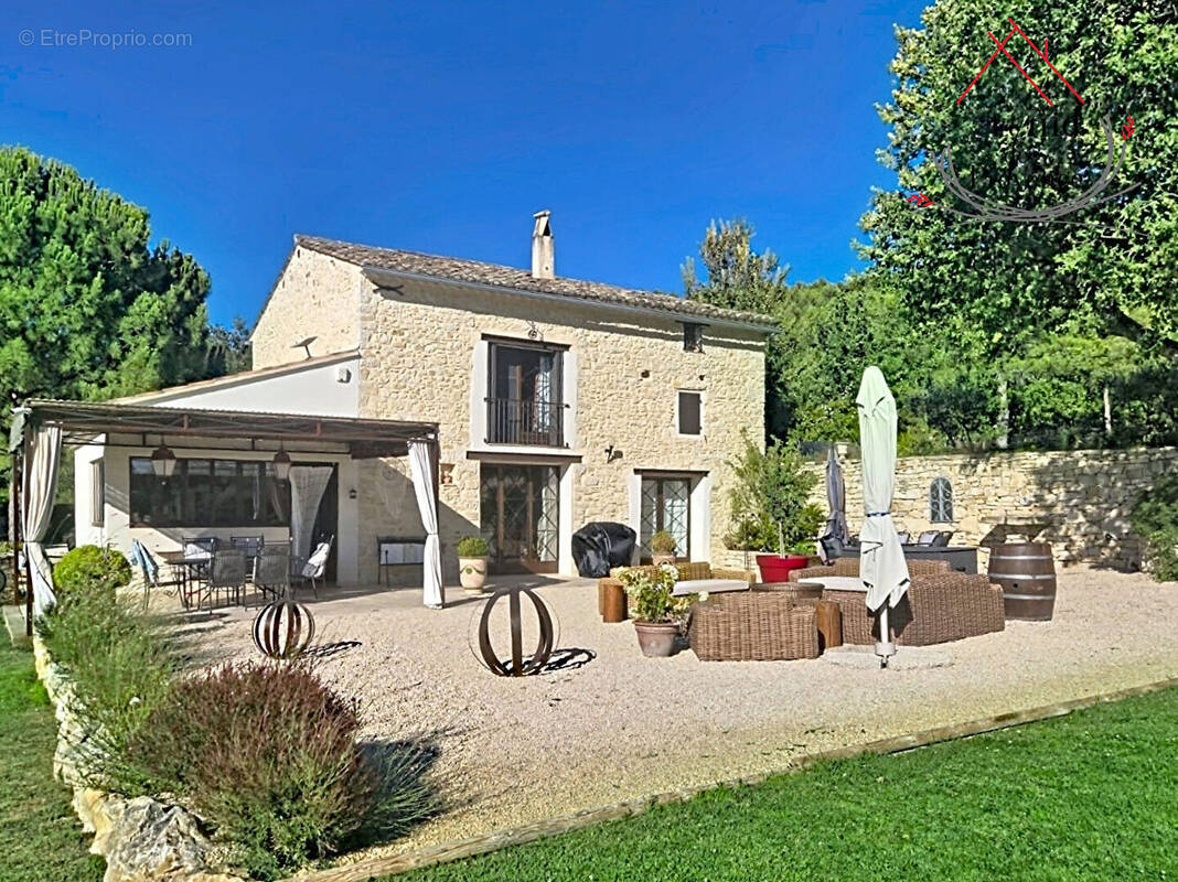 Maison à LA ROQUE-SUR-PERNES