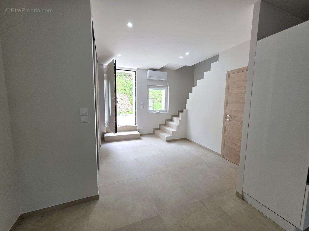 Appartement à YENNE
