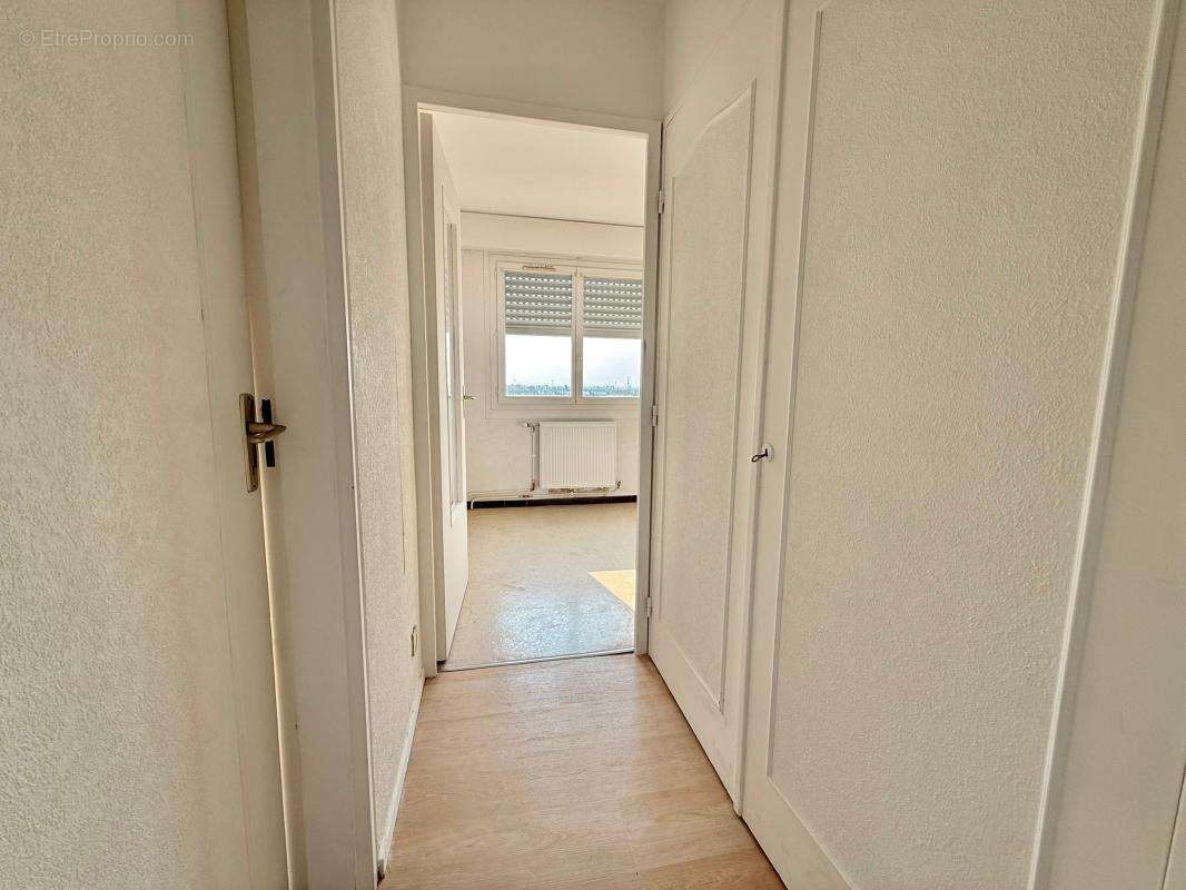 Appartement T 1 - dernier étage avec ascenseur - cave - parking privatif extérieur - photo 4