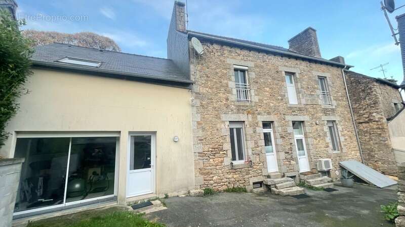 Maison à SAINT-NICOLAS-DU-PELEM