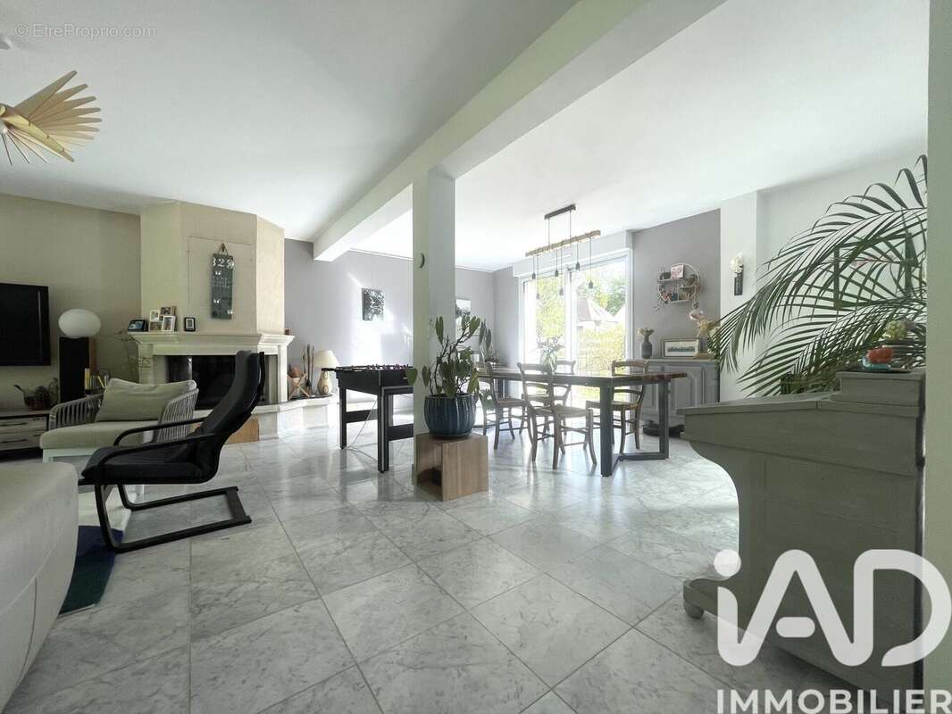 Photo 3 - Maison à LE MESNIL-SAINT-DENIS