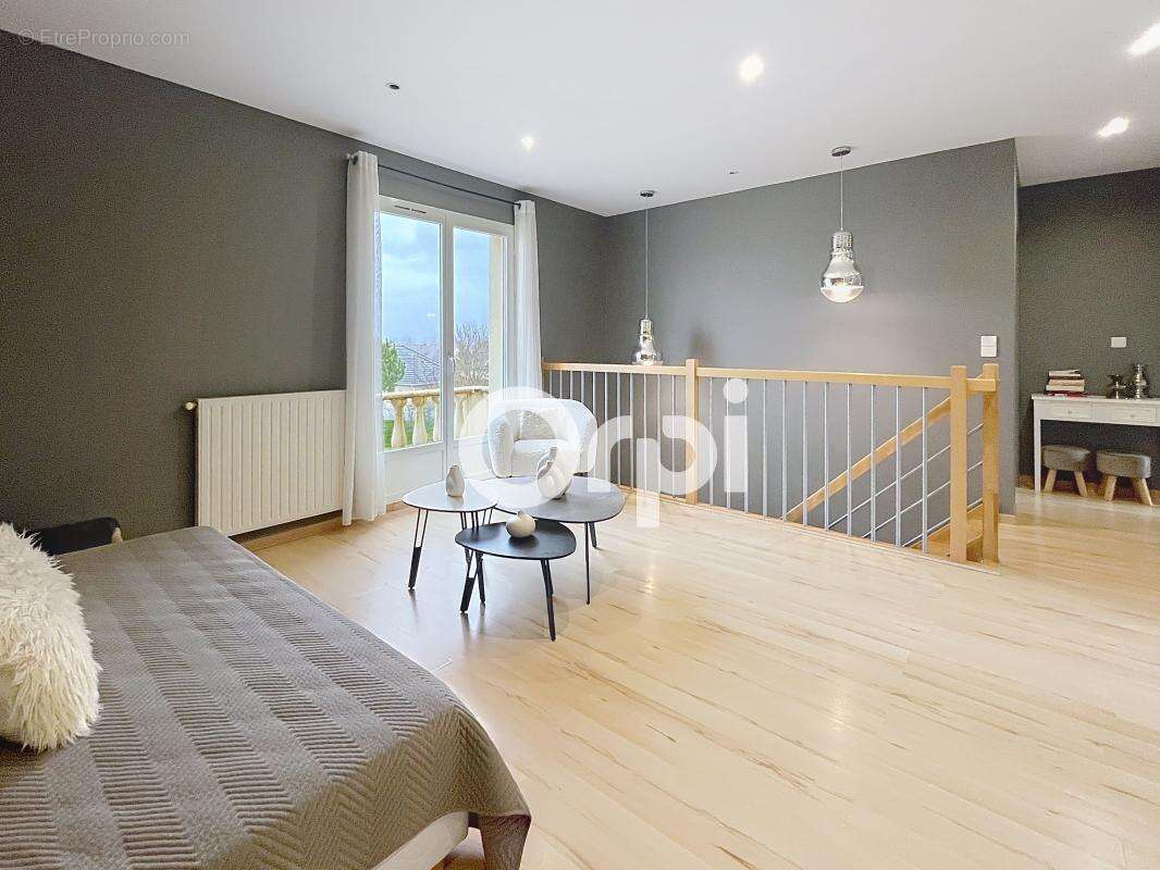 Maison à SAINT-PANTALEON-DE-LARCHE