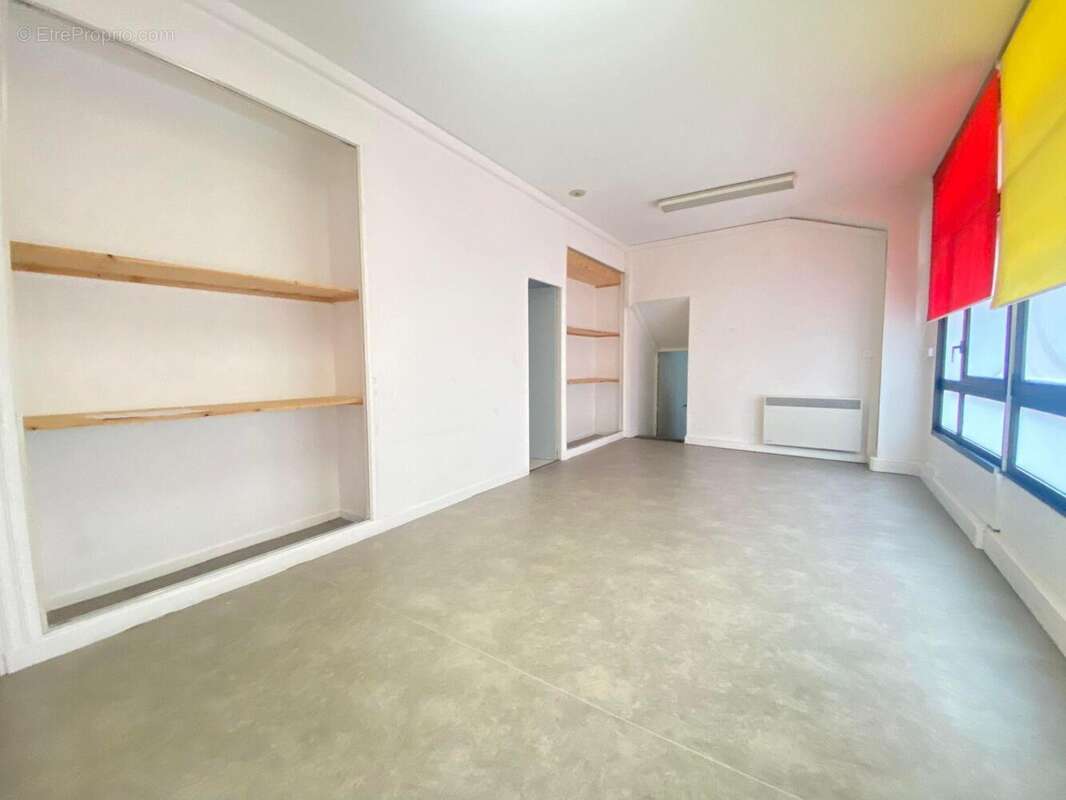 Un grand bureau de 24 m²