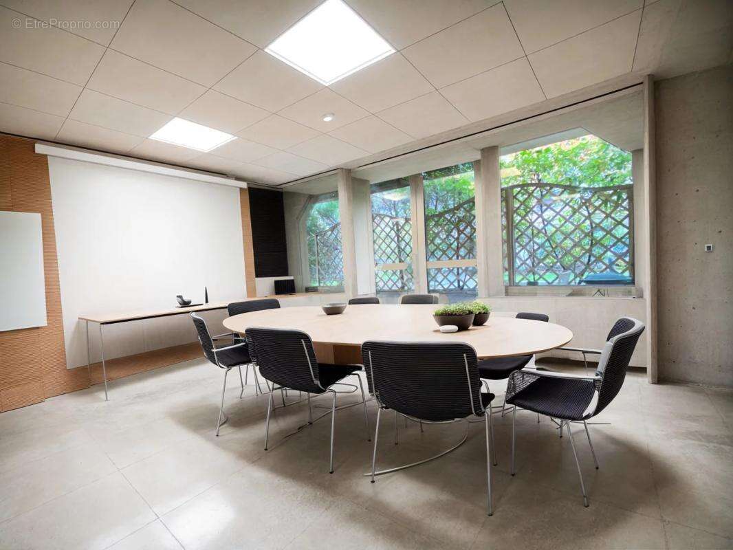 Boulogne-Billancourt, locaux à vendre traversants avec 2 entrées, une sur rue et une sur cour agrémentés d'une terrasse de 26 m² - photo 4