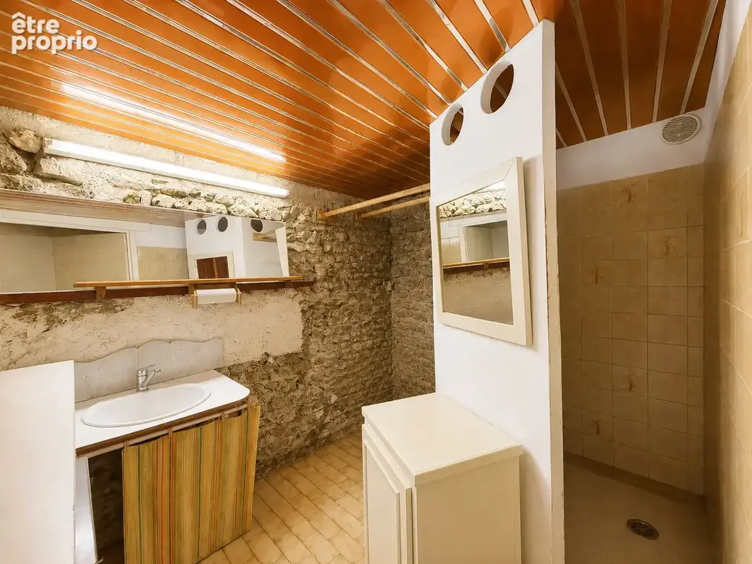 Maison de village en pierres avec annexes, jardin et cour intérieure à SAINT-PIERRE-DE-BOEUF - photo 11