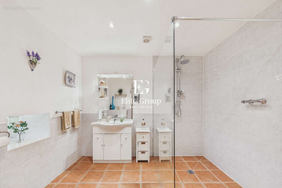 Maison à MONTMOREAU-SAINT-CYBARD