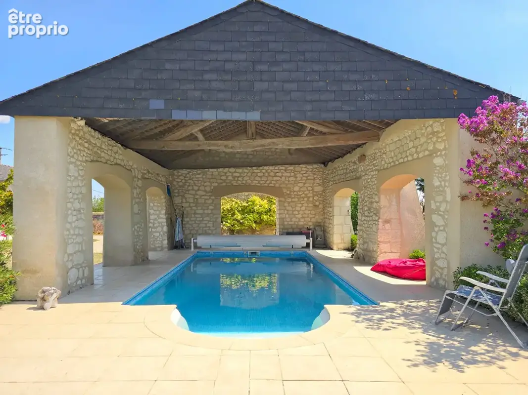 Maison de caractère à vendre à Vaudelnay avec piscine, dépendances et caves troglodytes - photo 2