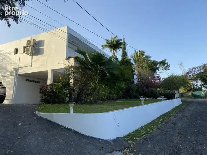 MORNE FLEURY : villa moderniste historique, piscine, parc de 2 397 m2 et 2 studios - photo 3