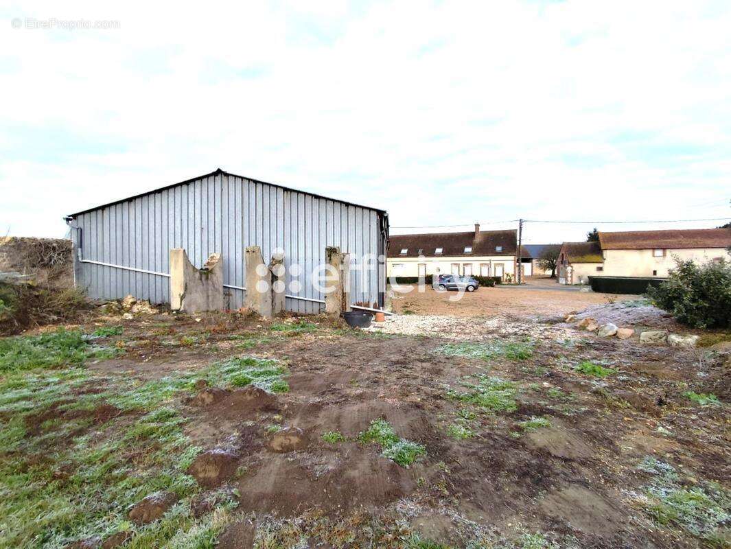 Commerce à TREMBLAY-LES-VILLAGES