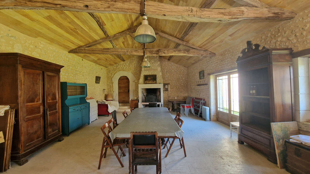 Maison à MONTMOREAU-SAINT-CYBARD