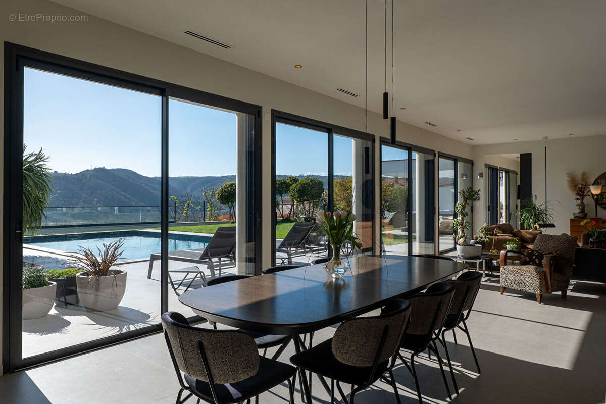 VILLA CONTEMPORAINE  DE  PRESTIGE : 256m² sur  parcelle 913m²  - Panorama exceptionnel sur la Vallée du Rhône - photo 4