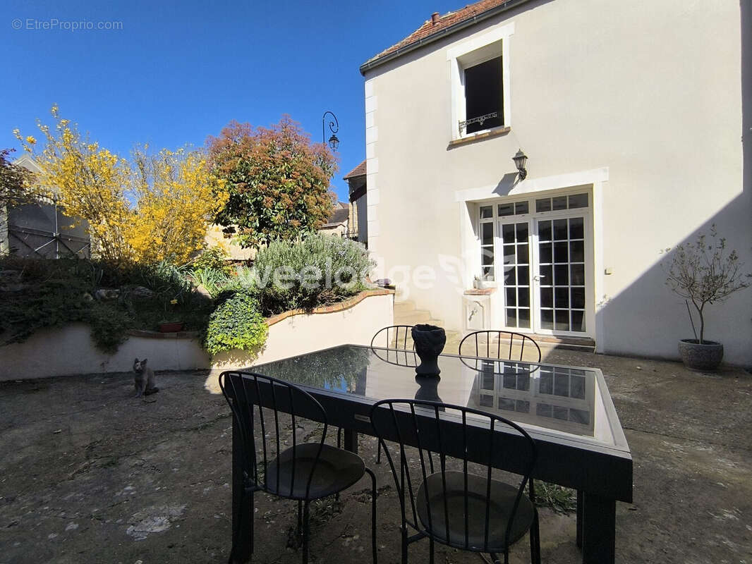 Maison à JOUY-LE-MOUTIER