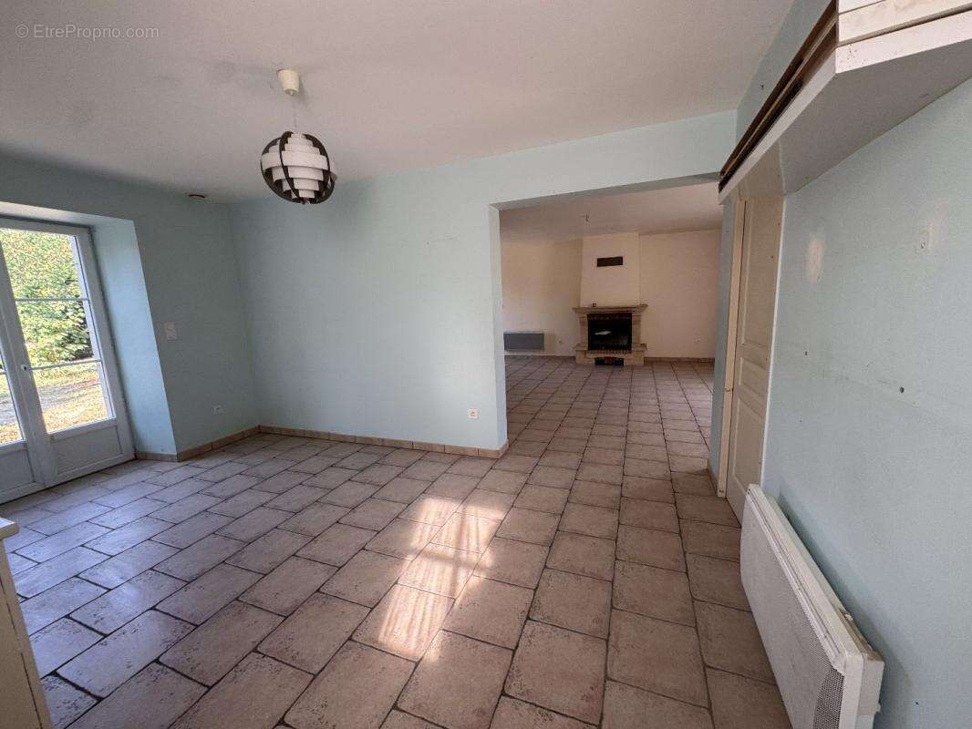 Maison 121 m² à Azay-Le-Ferron  - photo 7
