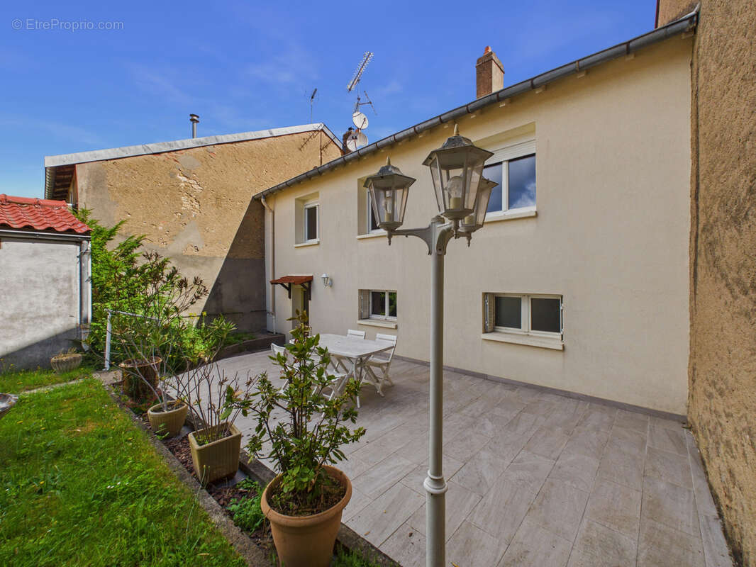 EMPLACEMENT IDEAL pour cette Grande maison située au centre du village d'AUGNY - photo 5