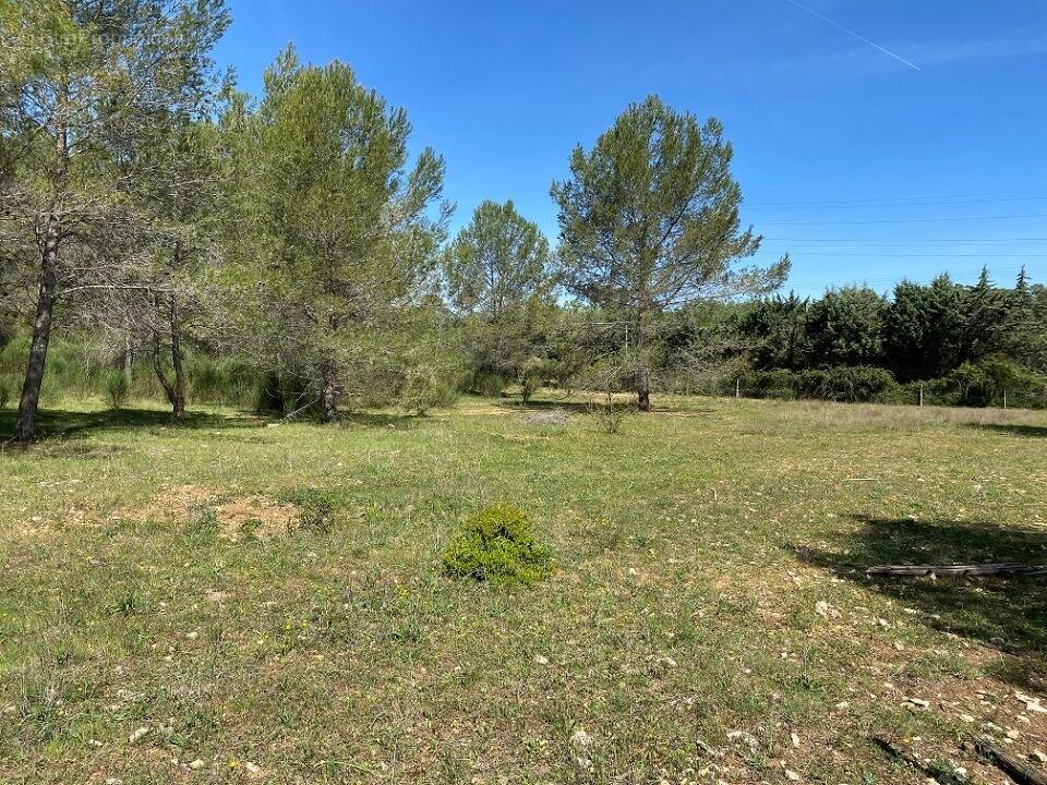 Terrain à MEOUNES-LES-MONTRIEUX