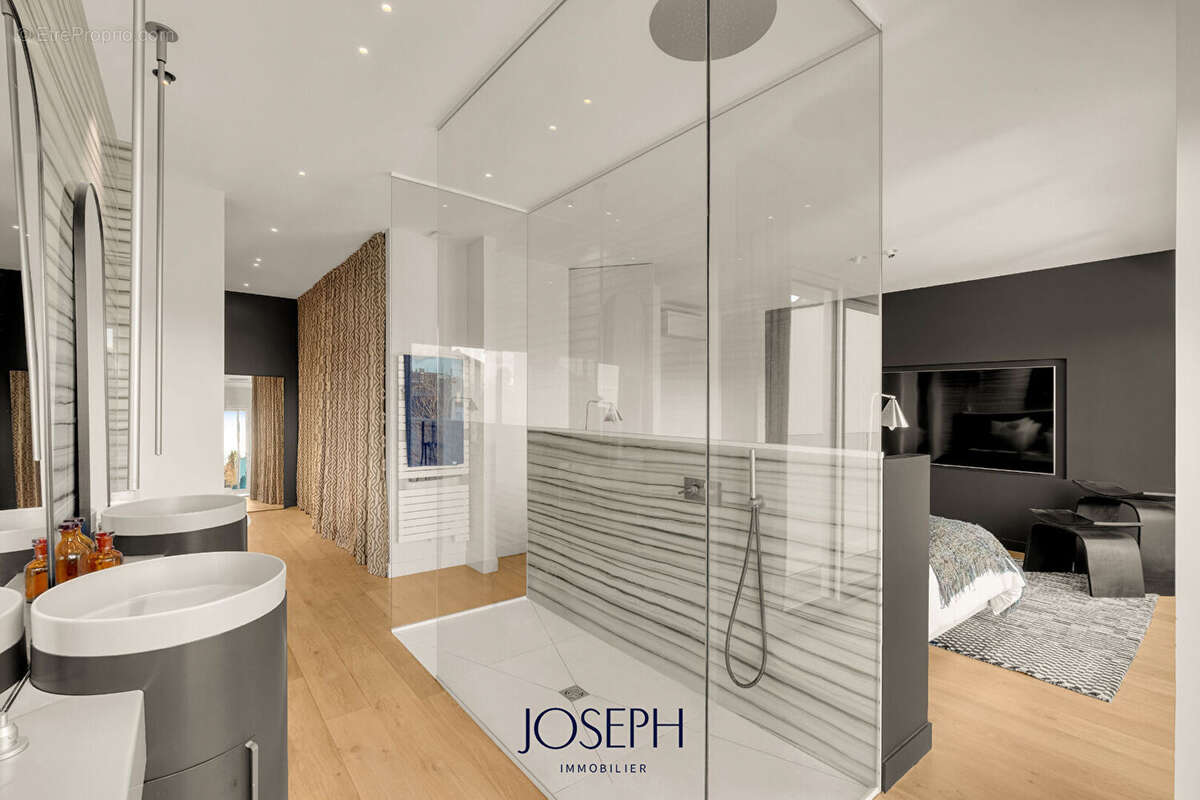 Guilhemery, maison t6/t7 avec jardin, piscine et garage. - photo 7