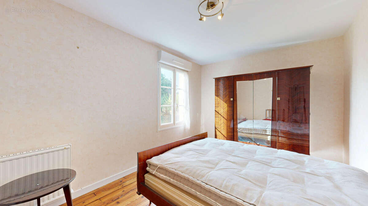 Ensemble immobilier avec habitation, dépendances sur terrain d'environ 9300m2. - photo 10
