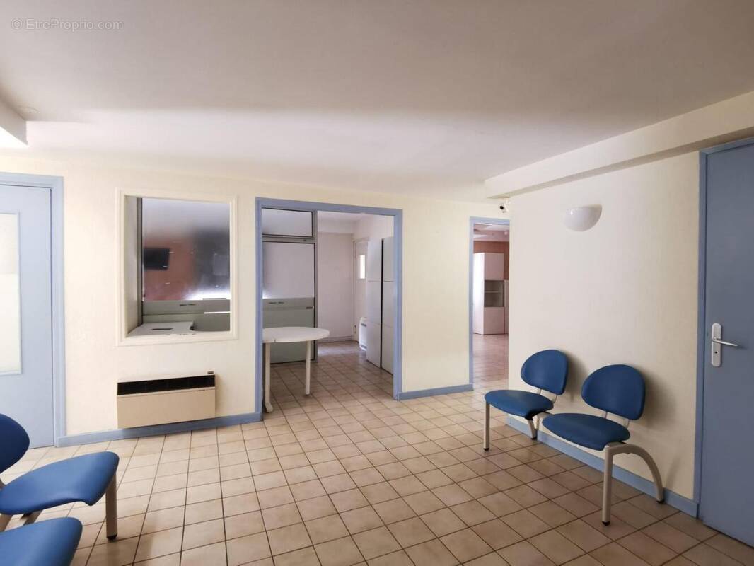   - Commerce à AUBENAS