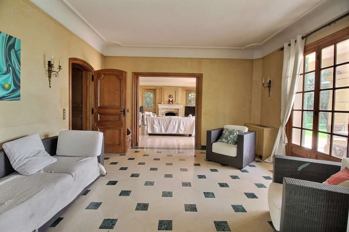 Maison à ROQUEFORT-LES-PINS