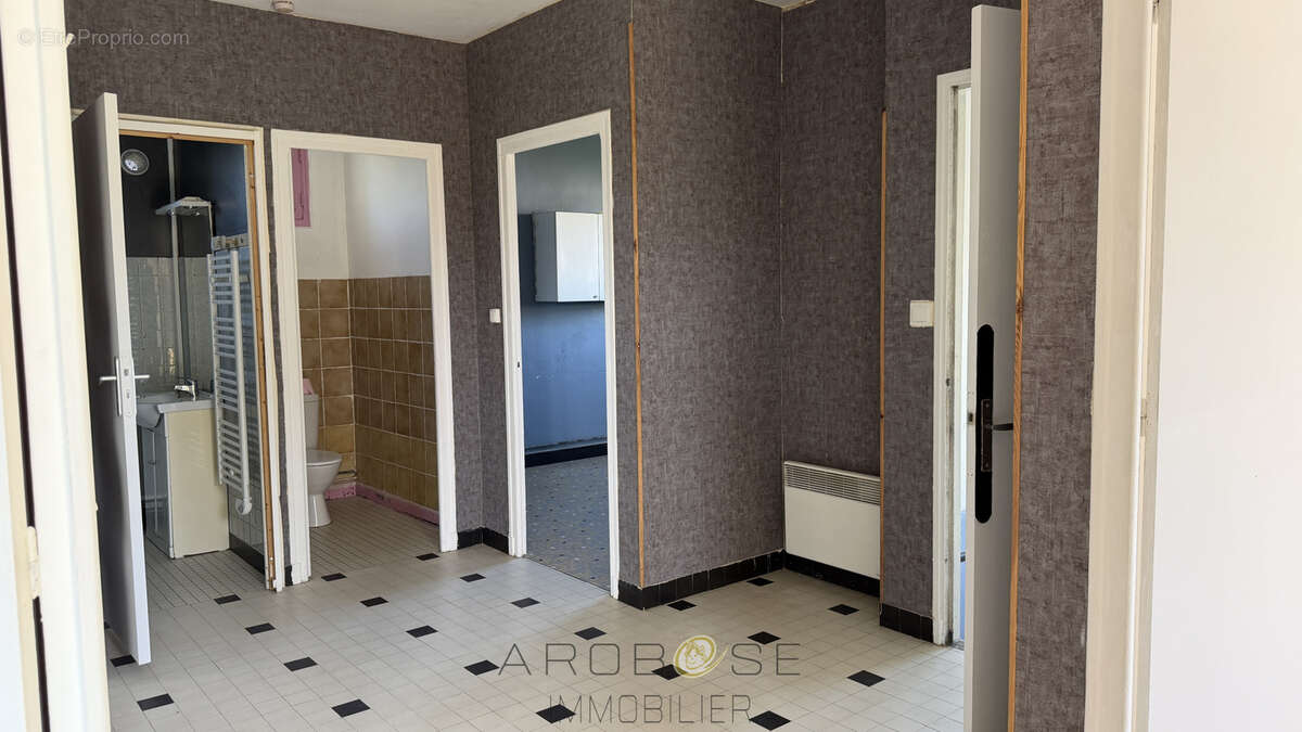 Maison de plain pied de type F3 avec jardin et garage . - photo 5