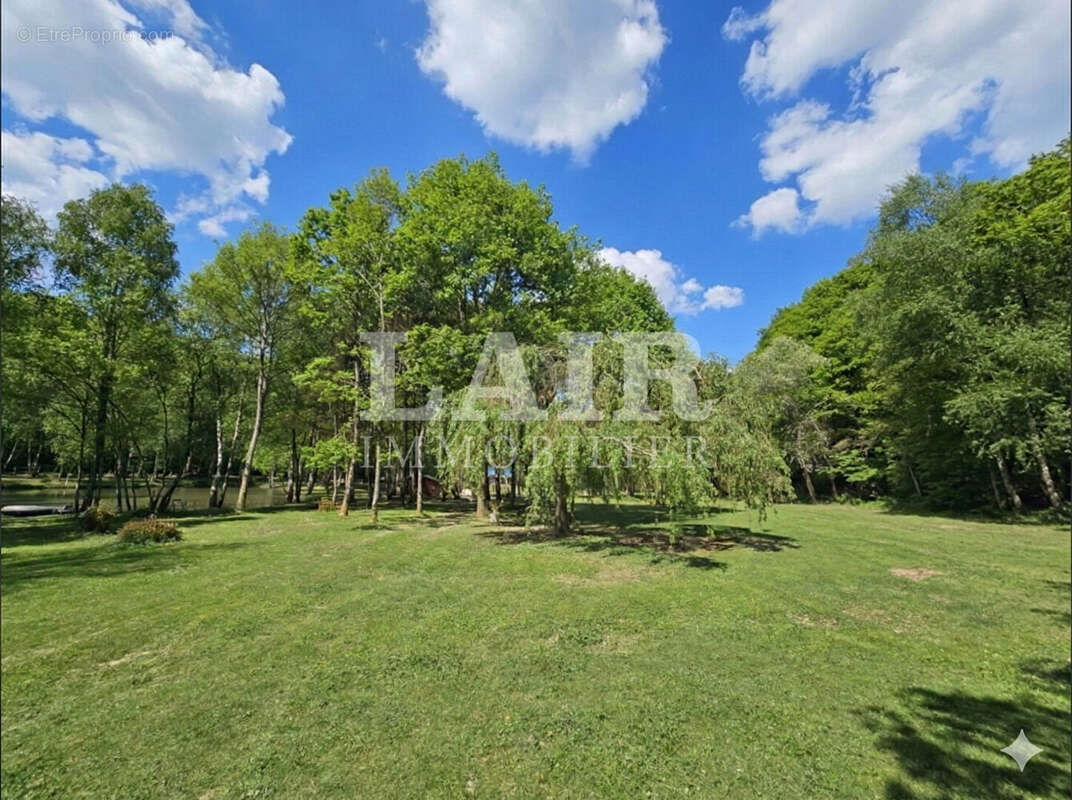 Terrain à SAINT-LEONARD-DES-BOIS