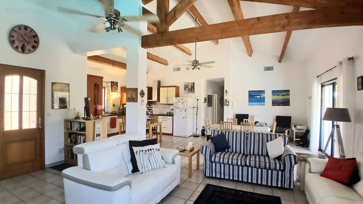 Agréable villa avec piscine chauffée et terrain de pétanque. - photo 11