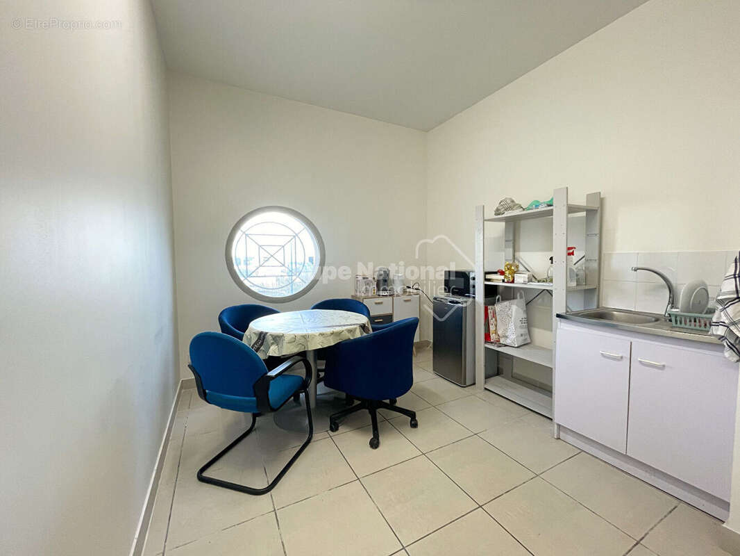 Local commercial (180m²) - Miramas - photo 10