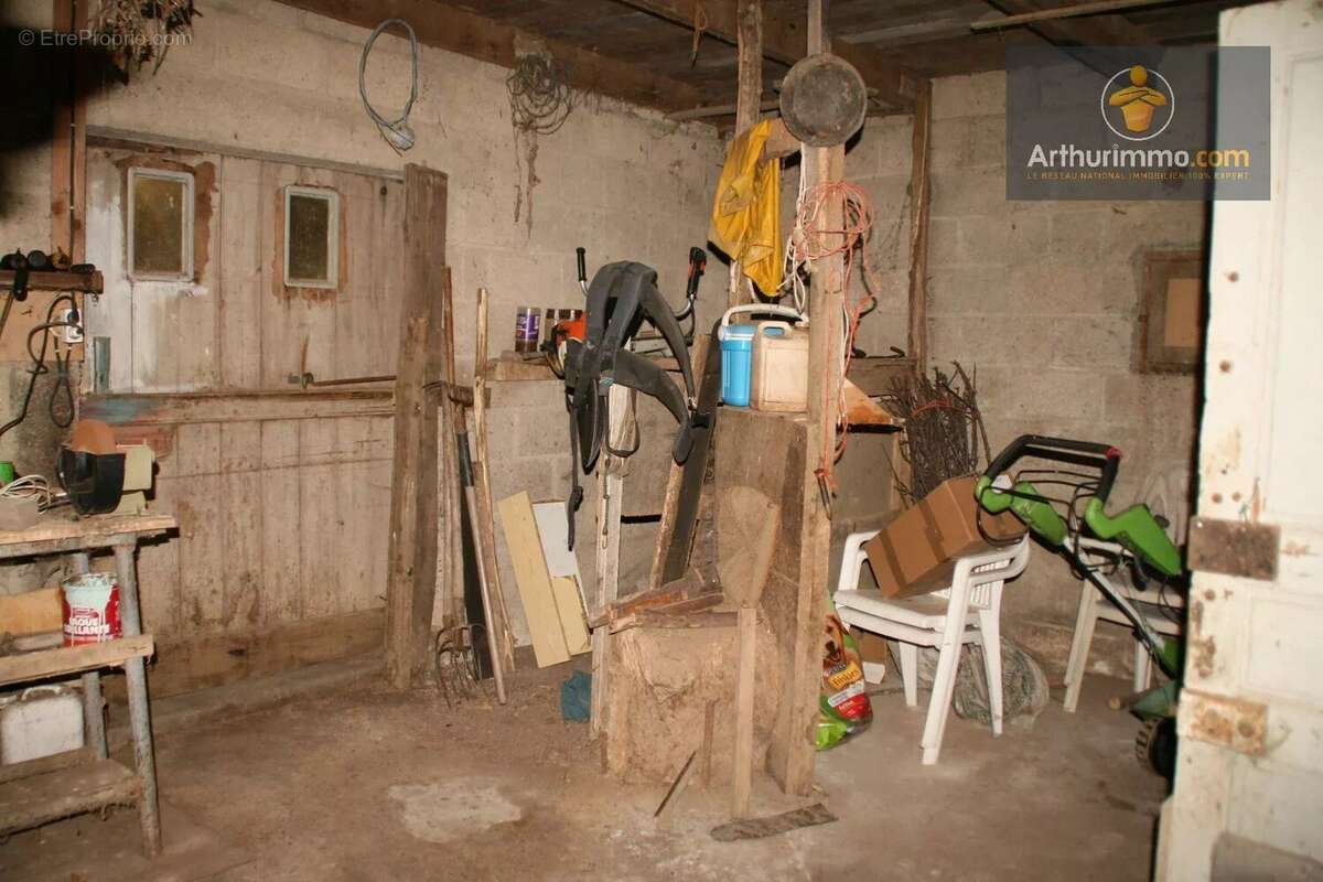 Parking à LA GREE-SAINT-LAURENT